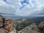 Der Rocher de Roquebrune ist ein Naturdenkmal im Département Var, das sich majestätisch über die Landschaft erhebt.Mit seiner markanten, rostroten Farbe