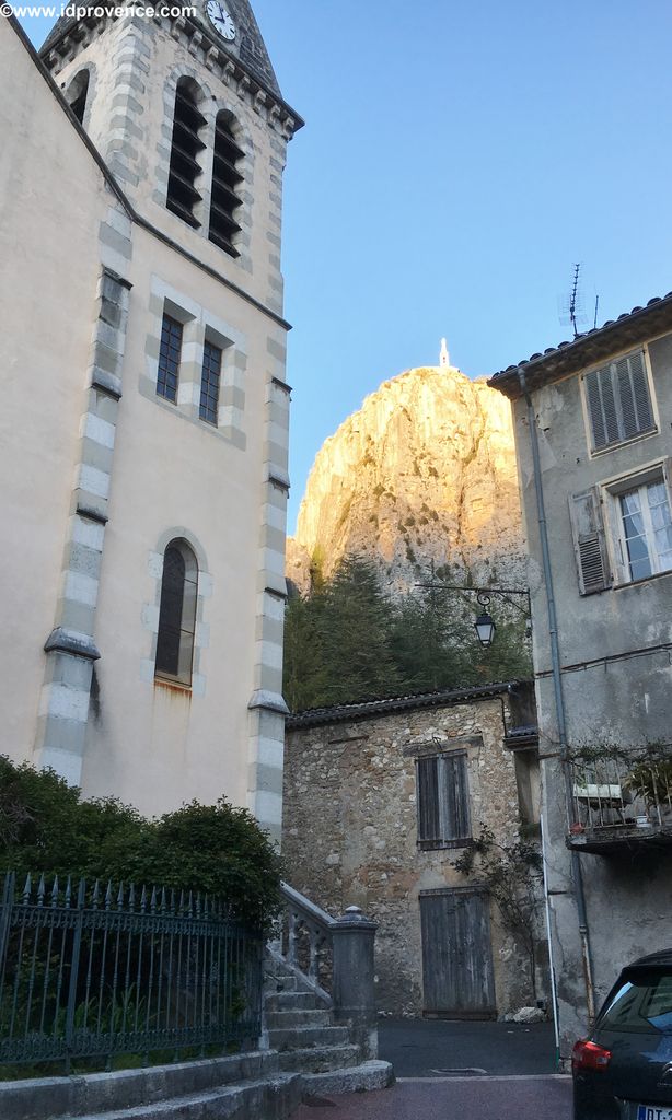 Castellane, eine tolle Provence Sehenswürdigkeit, mit seinem Felsen 