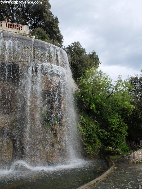 Nizza-Schlosshuegel mit Wasserfall