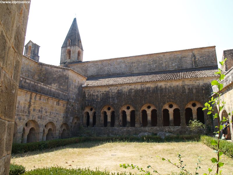 Die Abbaye du Thoronet gehört zu den bekanntesten und ursprünglichsten Klostern in der Provence. Mit der “Abbaye Notre-Dame de Sénanque” und dem Kloster “Silvacane” werden sie auch als die “drei provençalischen Schwestern” bezeichnet.
