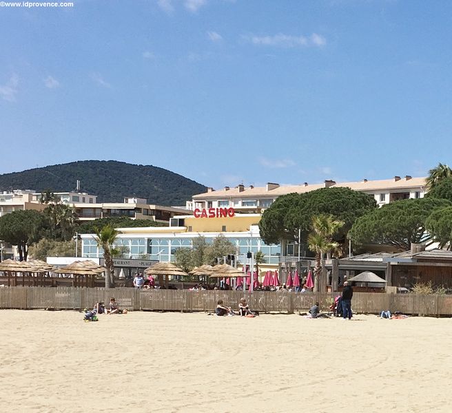 Strand mit Casion im Hintergrund in Ste Maxime -Frankreich