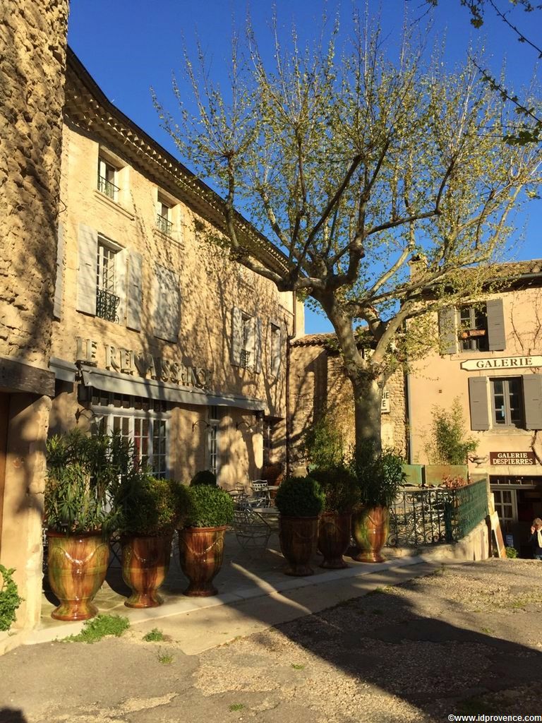 Gordes Frankreich in der Provence mit seinen Sehenswürdigkeiten