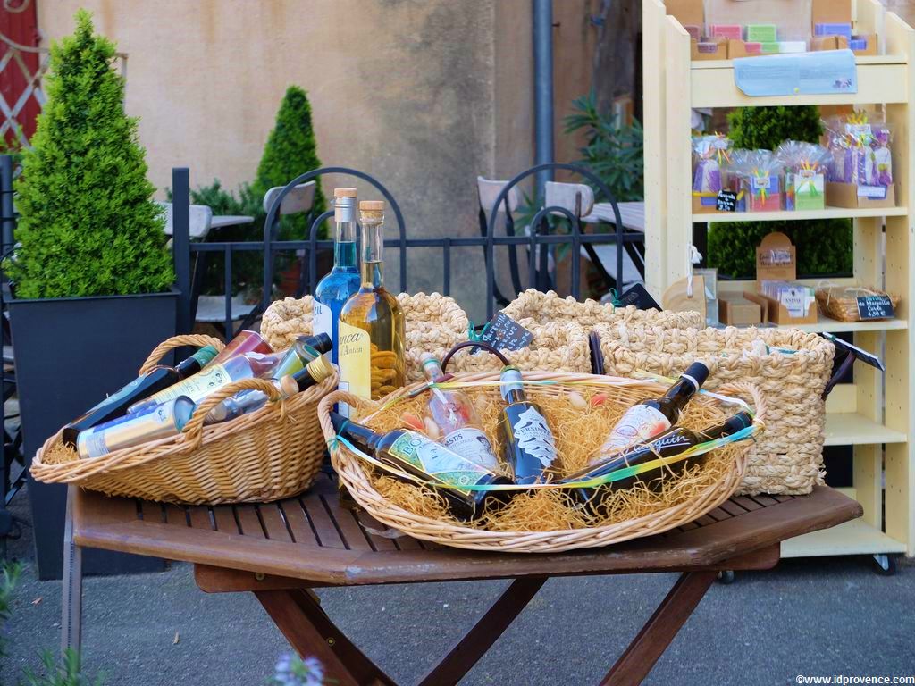 Gordes Frankreich in der Provence mit seinen Sehenswürdigkeiten und provenzalischen Boutiquen