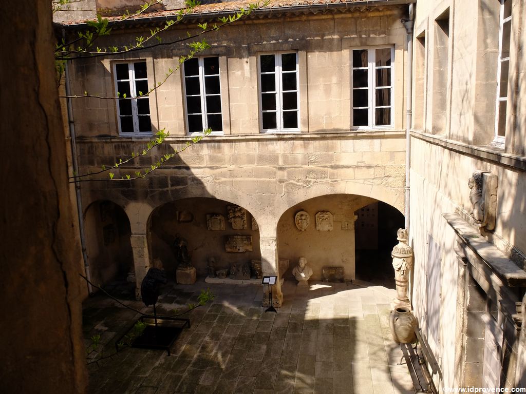 Arles in Frankreich: Es gibt mindestens 4 Gründe Arles zu besuchen. Die Sehenswürdigkeiten in Arles wie Arena oder römisches Theater sind einzigartig. Oder das Museum Réattu!