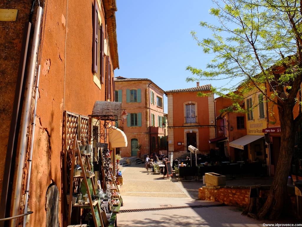 Die Ockerfelsen von Roussillon in der Provence gehören mit zu den schönsten Sehenswürdigkeiten der Provence.