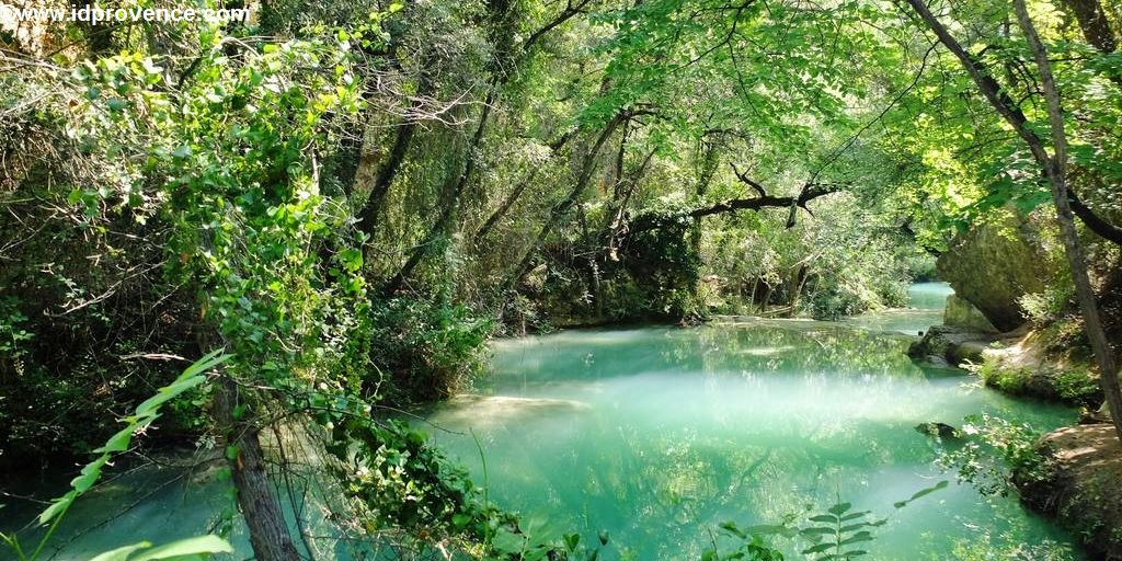 In der Grünen Provence gelegen, ist dieser Wasserfall mit seinem türkisblauen Becken und malerischen Ausläufen einen Ausflug wert. Eine Provence Sehenswürdigkeit wo baden möglich ist!