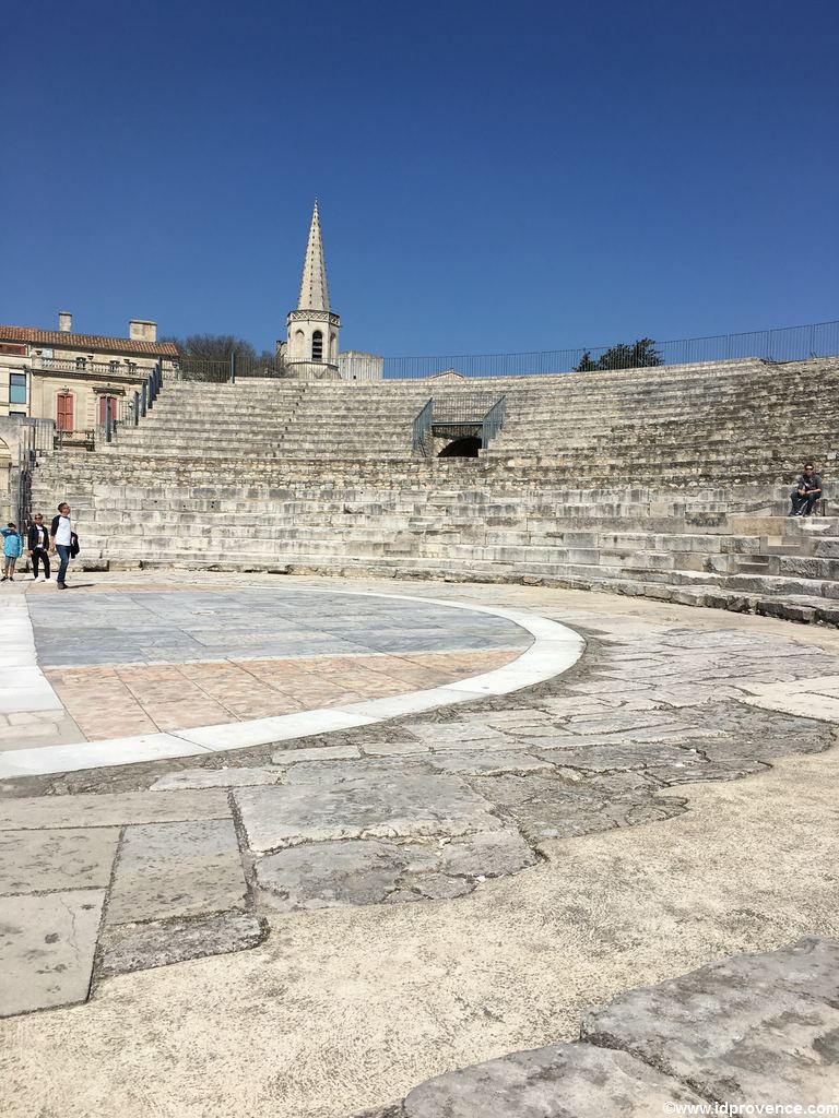 Arles in Frankreich: Es gibt mindestens 4 Gründe Arles zu besuchen. Die Sehenswürdigkeiten in Arles wie Arena oder römisches Theater sind einzigartig.
