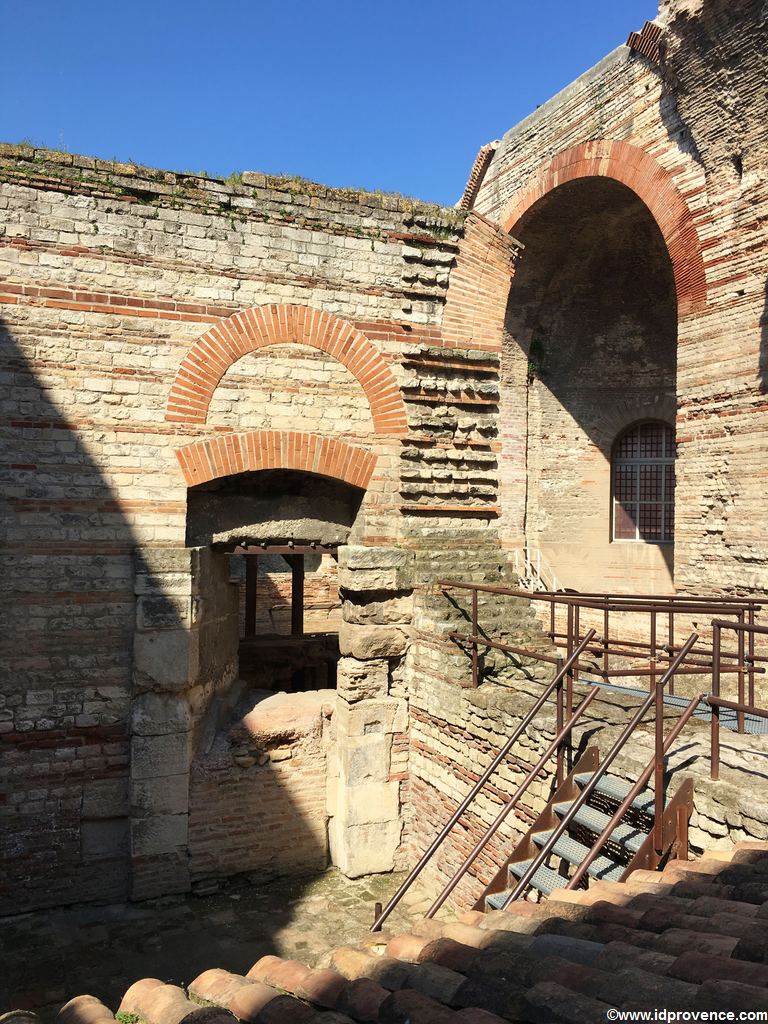 Arles in Frankreich: Es gibt mindestens 4 Gründe Arles zu besuchen. Die Sehenswürdigkeiten in Arles wie Arena oder römisches Theater sind einzigartig.