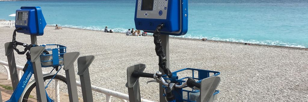 Fahrradverleihstation am Strand von Nizza von Vélo Bleu