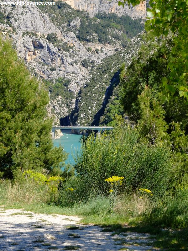 Verdon Schlucht in der Provence:Der Gorges du Verdon ist ein absolutes Provence Highlight. Hier der Blick auf die Brücke GALETAS vor dem Gorge du Verdon