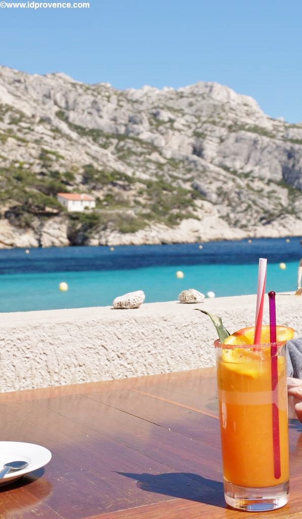 Cocktail am Strand Marseile im Calanque Sormiou - Eine meiner Top5 Provence Sehenswürdigkeiten