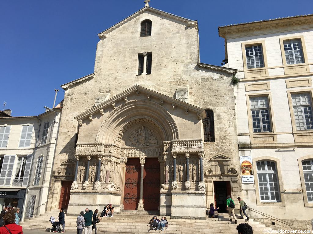 Arles in Frankreich: Es gibt mindestens 4 Gründe Arles zu besuchen. Die Sehenswürdigkeiten in Arles wie Arena oder römisches Theater sind einzigartig.