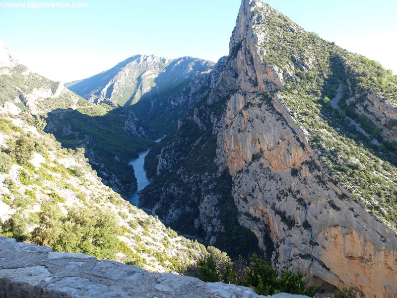 Verdon Schlucht in der Provence: Der Gorges du Verdon ist ein absolutes Provence Highlight. Hier die Anfahrt über die D952 Richtung Castellane.