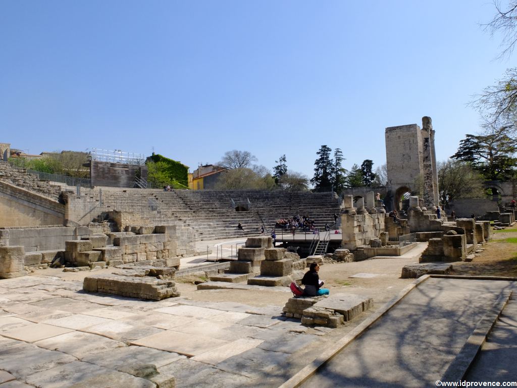 Arles in Frankreich: Es gibt mindestens 4 Gründe Arles zu besuchen. Die Sehenswürdigkeiten in Arles wie Arena oder römisches Theater sind einzigartig. Oder das Museum Réattu!