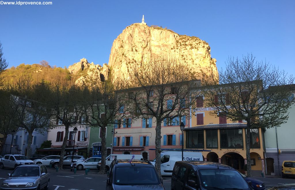 Castellane mit seinem goldenen Felsen im Abendlicht