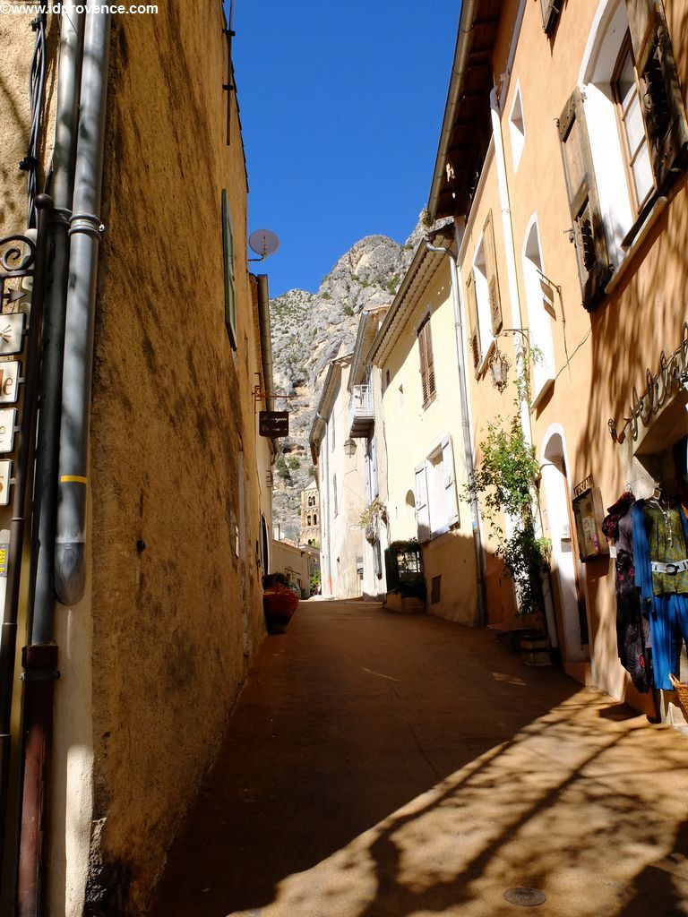 Moustiers-Sainte-Marie in der Nähe der Verdon Schlucht in der Provence: Der Gorges du Verdon ist ein absolutes Provence Highlight.