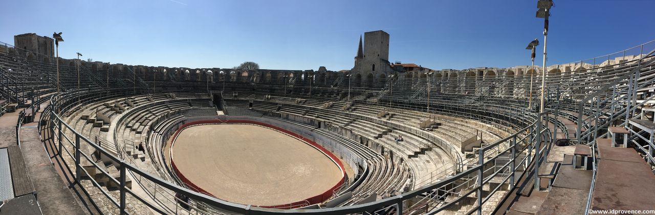 Arles in Frankreich: Es gibt mindestens 4 Gründe Arles zu besuchen. Die Sehenswürdigkeiten in Arles wie Arena oder römisches Theater sind einzigartig.