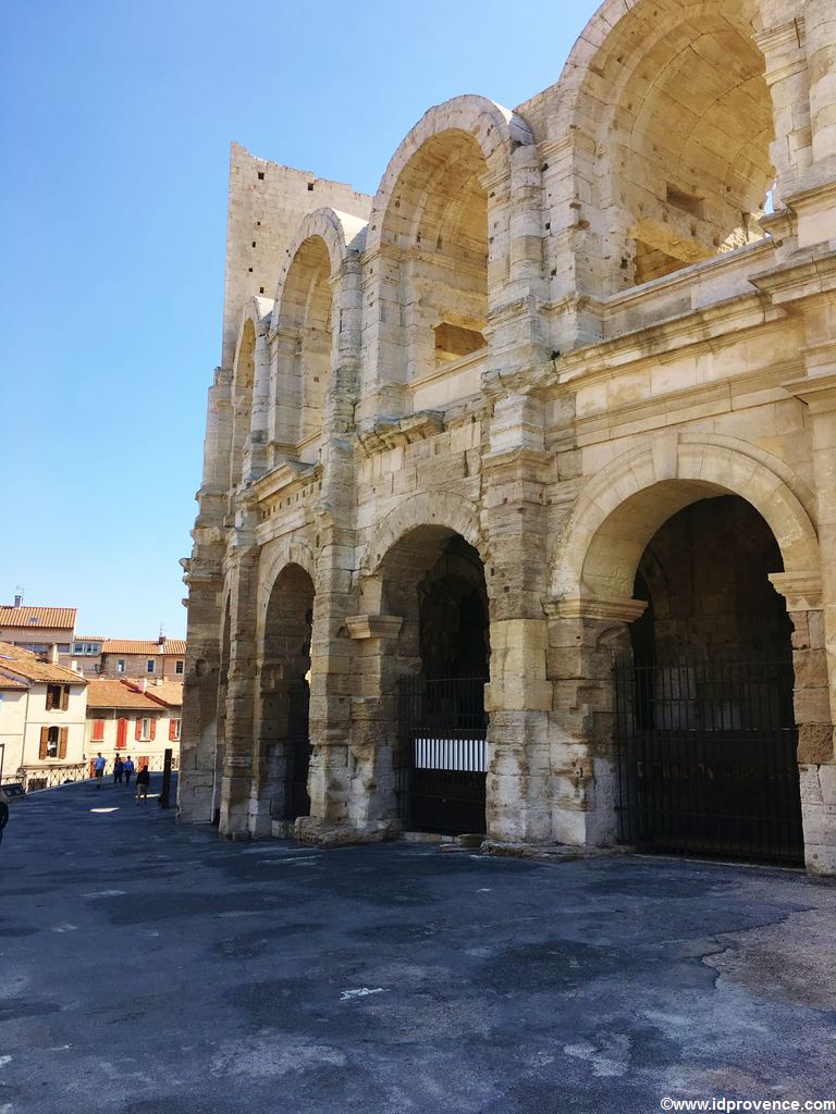 Arles in Frankreich: Es gibt mindestens 4 Gründe Arles zu besuchen. Die Sehenswürdigkeiten in Arles wie Arena oder römisches Theater sind einzigartig. Oder das Museum Réattu!