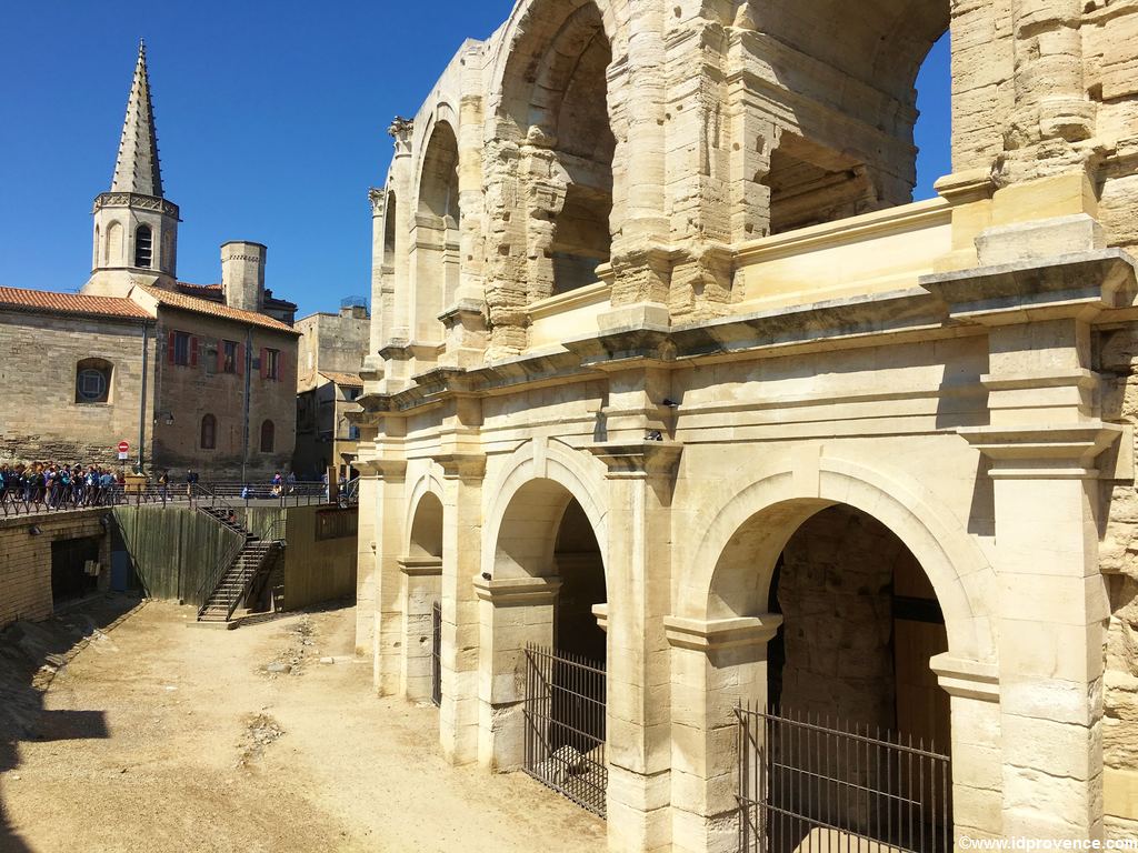 Arles in Frankreich: Es gibt mindestens 4 Gründe Arles zu besuchen. Die Sehenswürdigkeiten in Arles wie Arena oder römisches Theater sind einzigartig. Oder das Museum Réattu!