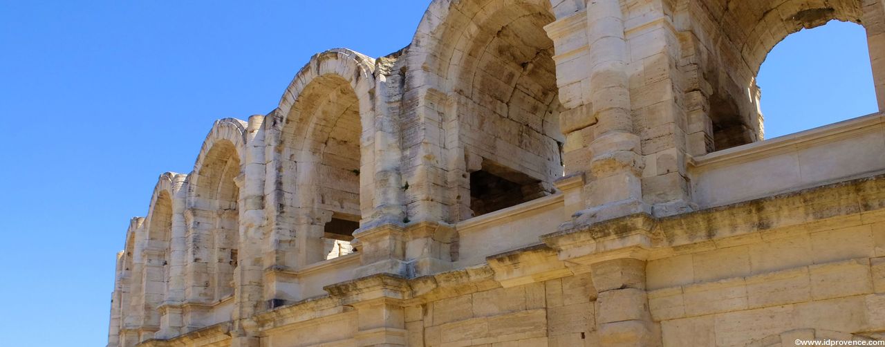 Arles in Frankreich: Es gibt mindestens 4 Gründe Arles zu besuchen. Die Sehenswürdigkeiten in Arles wie Arena oder römisches Theater sind einzigartig.