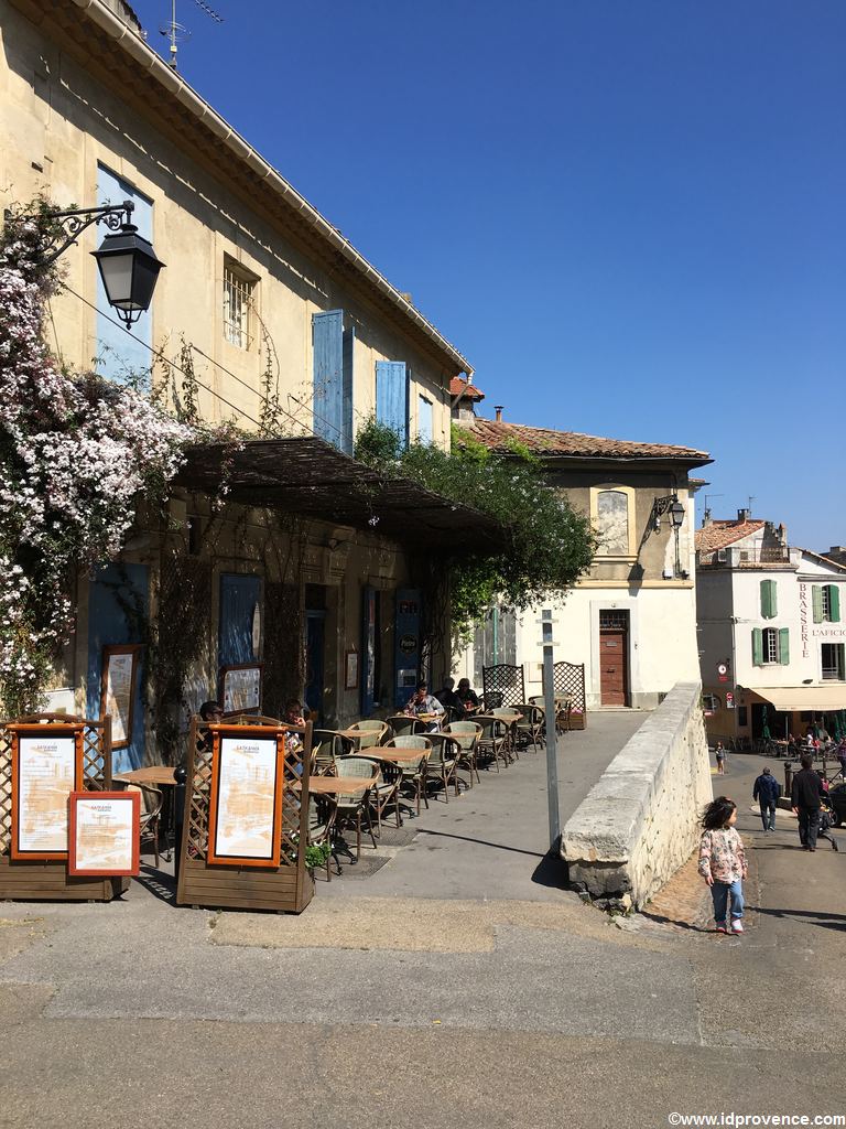 Nehmen Sie sich Zeit in Arles! Vielleicht im Café neben Arènes?
