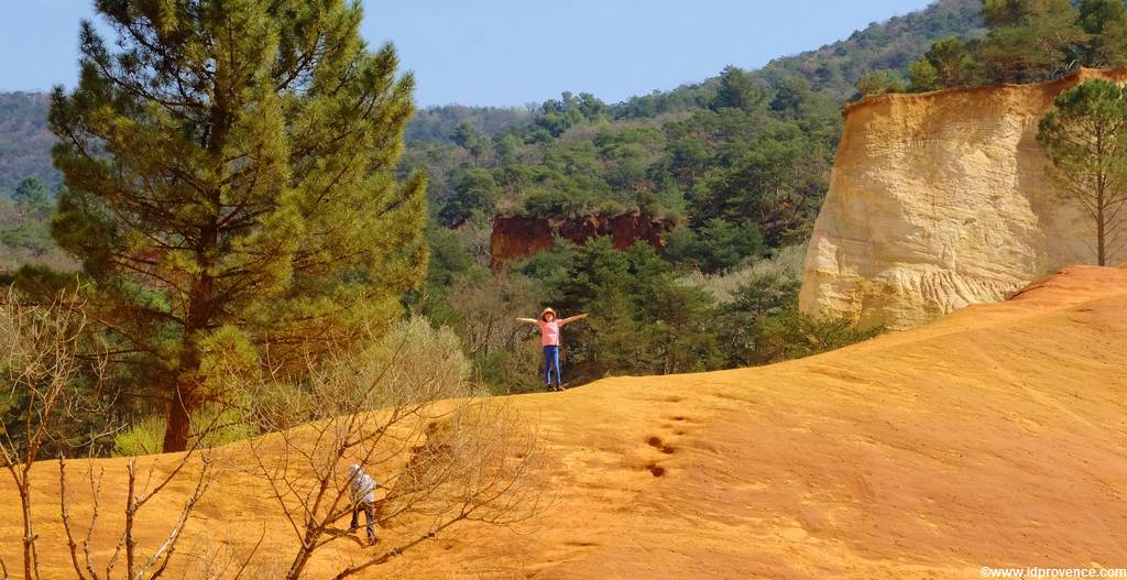 Die Ockerfelsen Rustrel bei Roussillion in der Provence gehören mit zu den schönsten Sehenswürdigkeiten der Provence
