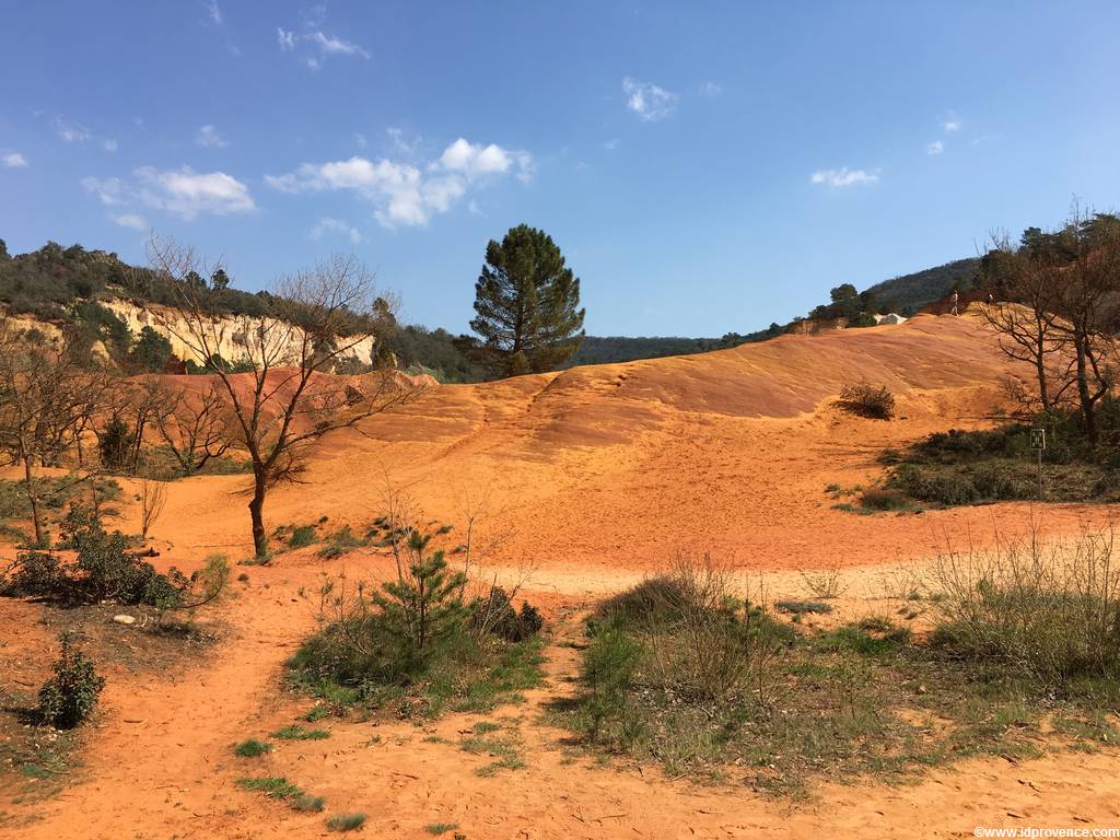 Die Ockerfelsen Rustrel bei Roussillion in der Provence gehören mit zu den schönsten Sehenswürdigkeiten der Provence