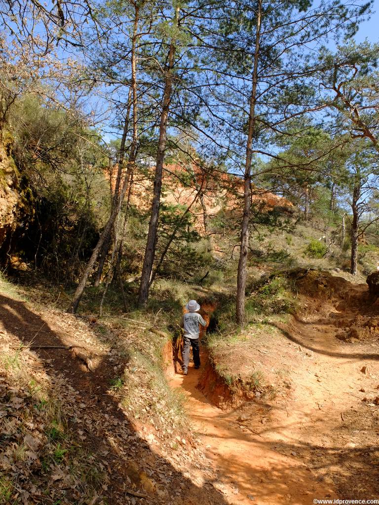 Die Ockerfelsen Rustrel bei Roussillion in der Provence gehören mit zu den schönsten Sehenswürdigkeiten der Provence