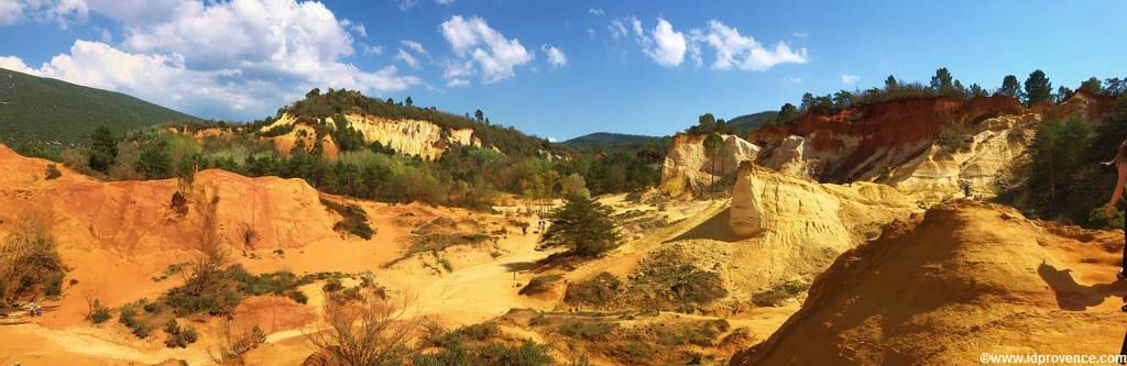 Die Ockerfelsen Rustrel bei Roussillion in der Provence gehören mit zu den schönsten Sehenswürdigkeiten der Provence