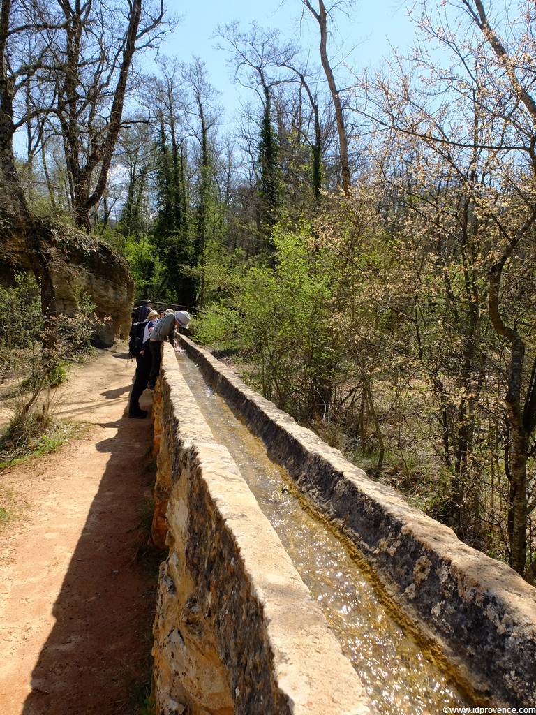 Die Ockerfelsen Rustrel bei Roussillion in der Provence gehören mit zu den schönsten Sehenswürdigkeiten der Provence