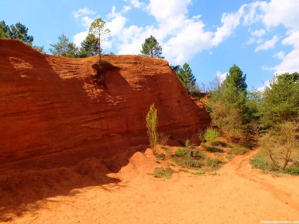 Die Ockerfelsen von Roussillon in der Provence gehören mit zu den schönsten Sehenswürdigkeiten der Provence.