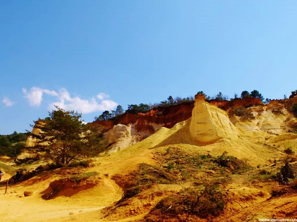 Die Ockerfelsen Rustrel bei Roussillion in der Provence gehören mit zu den schönsten Sehenswürdigkeiten der Provence