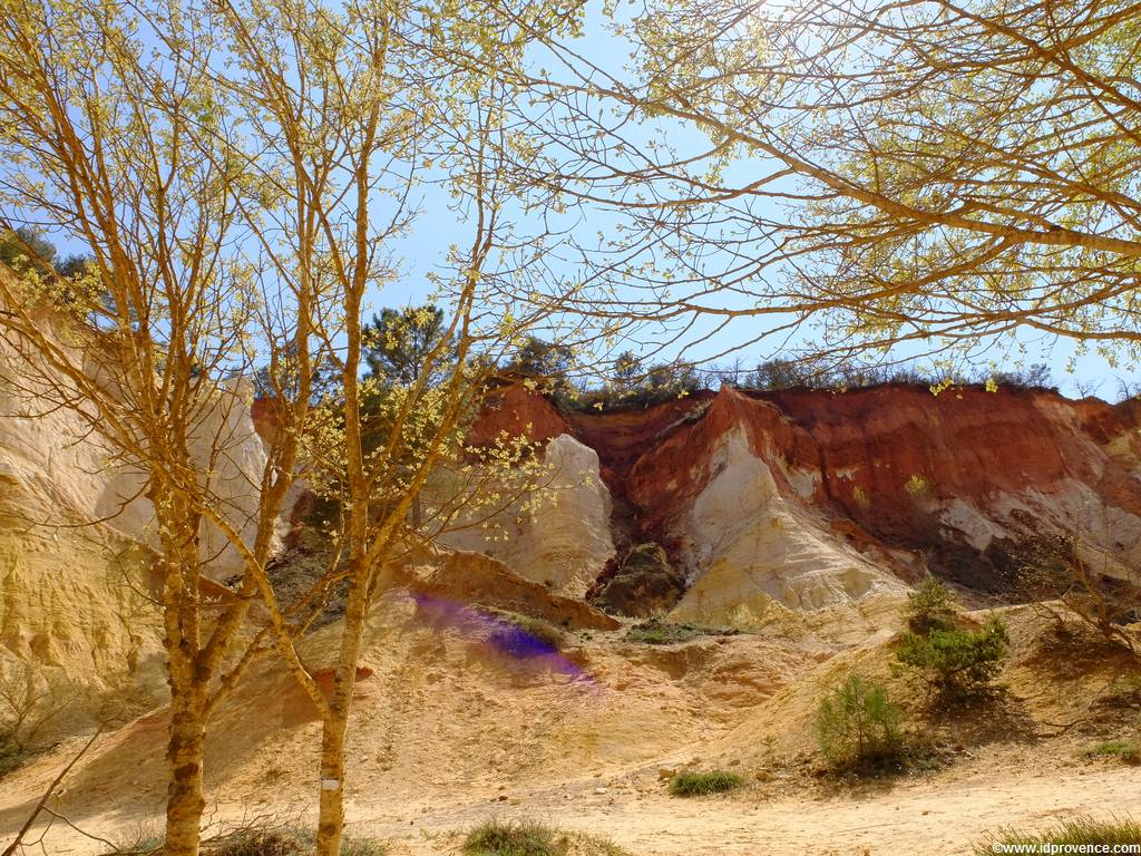 Die Ockerfelsen Rustrel bei Roussillion in der Provence gehören mit zu den schönsten Sehenswürdigkeiten der Provence