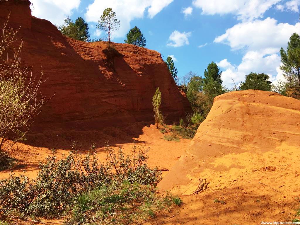 Die Ockerfelsen Rustrel bei Roussillion in der Provence gehören mit zu den schönsten Sehenswürdigkeiten der Provence