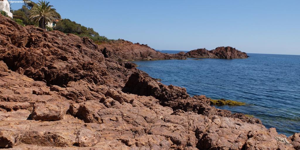 Die schönen Strände am Mittelmeer sind wie hier in Felsbuchten eingebettet. Corniche d'Or.