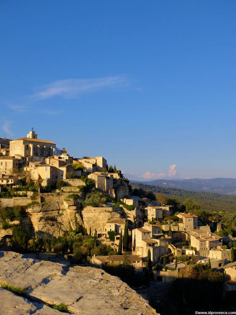 Gordes Frankreich in der Provence mit seinen Sehenswürdigkeiten