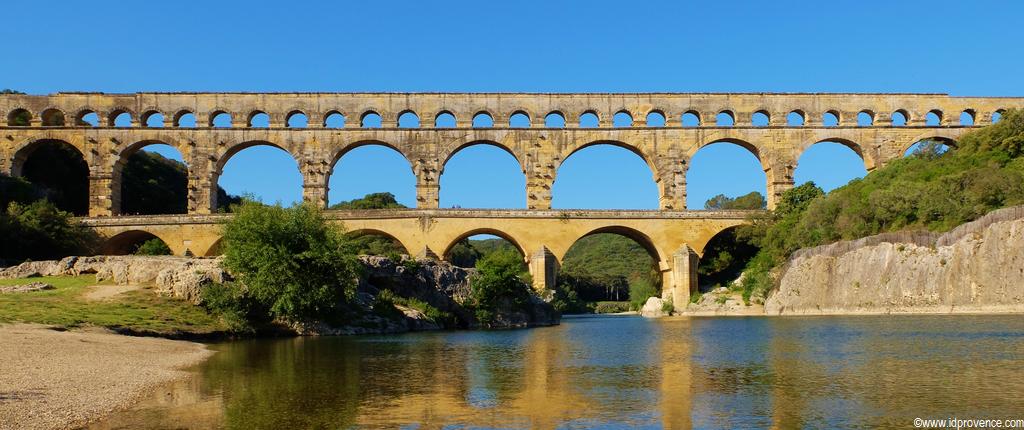 Die Pont du Gard ist mit 49 Metern Höhe die höchste  von den Römern erbaute Brücke und zählt in Frankreich zu den 10 meist besuchtesten Monumenten ist aber nur knapp eine Provence Sehenswürdigkeit