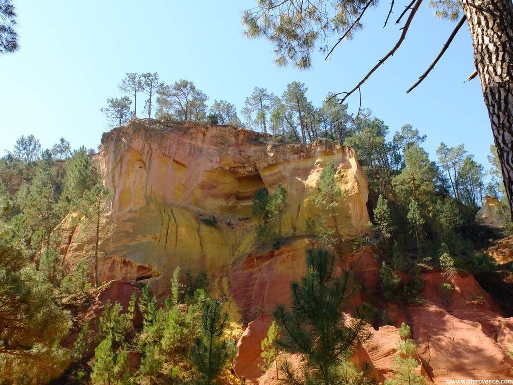 Die Ockerfelsen von Roussillon in der Provence gehören mit zu den schönsten Sehenswürdigkeiten der Provence.