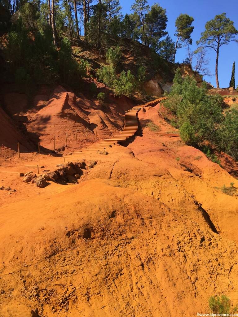 Die Ockerfelsen von Roussillon in der Provence gehören mit zu den schönsten Sehenswürdigkeiten der Provence.