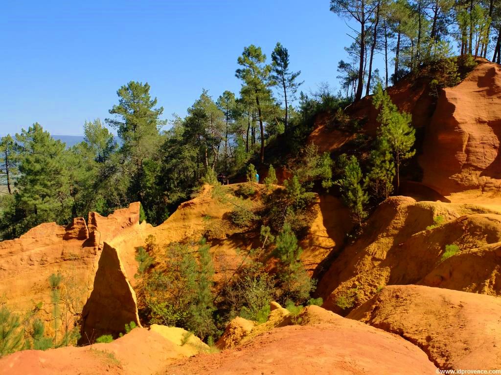 Die Ockerfelsen von Roussillon in der Provence gehören mit zu den schönsten Sehenswürdigkeiten der Provence.