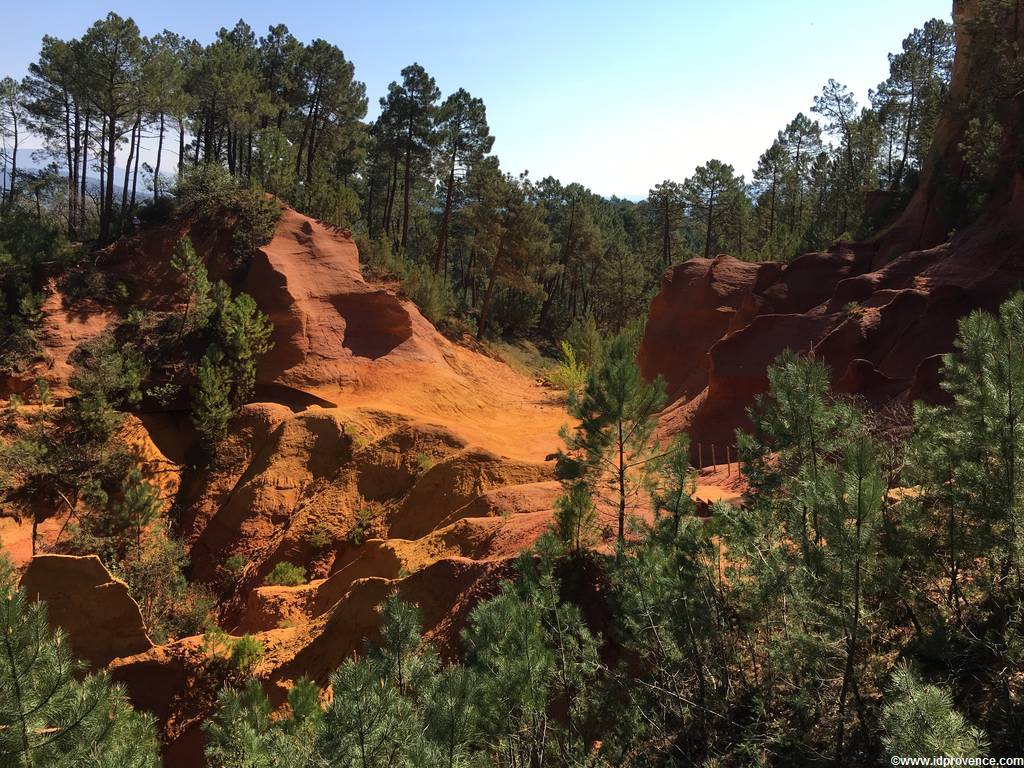 Die Ockerfelsen von Roussillon in der Provence gehören mit zu den schönsten Sehenswürdigkeiten der Provence.