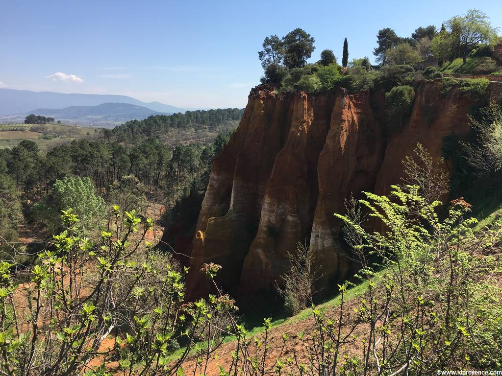 Die Ockerfelsen von Roussillon in der Provence gehören mit zu den schönsten Sehenswürdigkeiten der Provence.