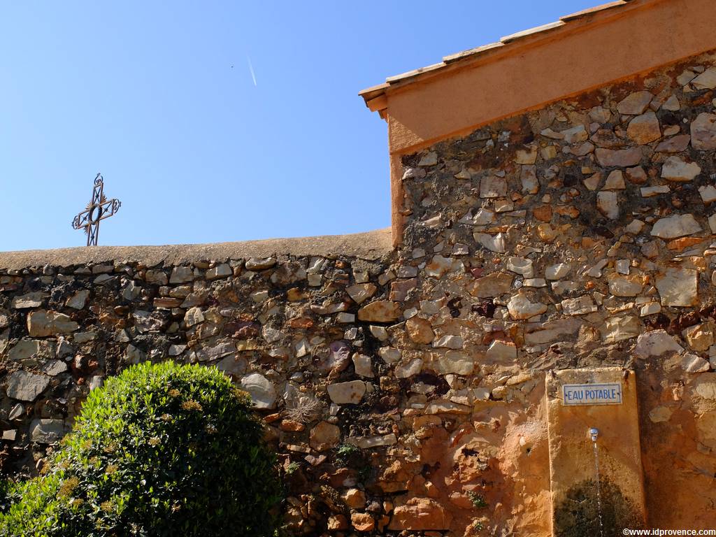 Die Ockerfelsen von Roussillon in der Provence gehören mit zu den schönsten Sehenswürdigkeiten der Provence.