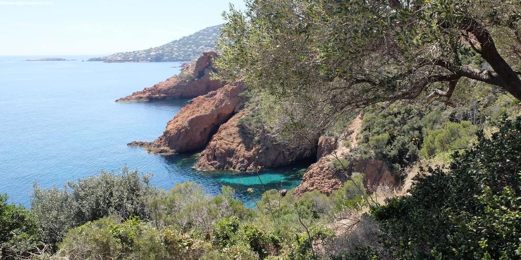 Traum-Strände am Mittelmeer: Bucht St. Barthelemy in der Nähe Fréjus