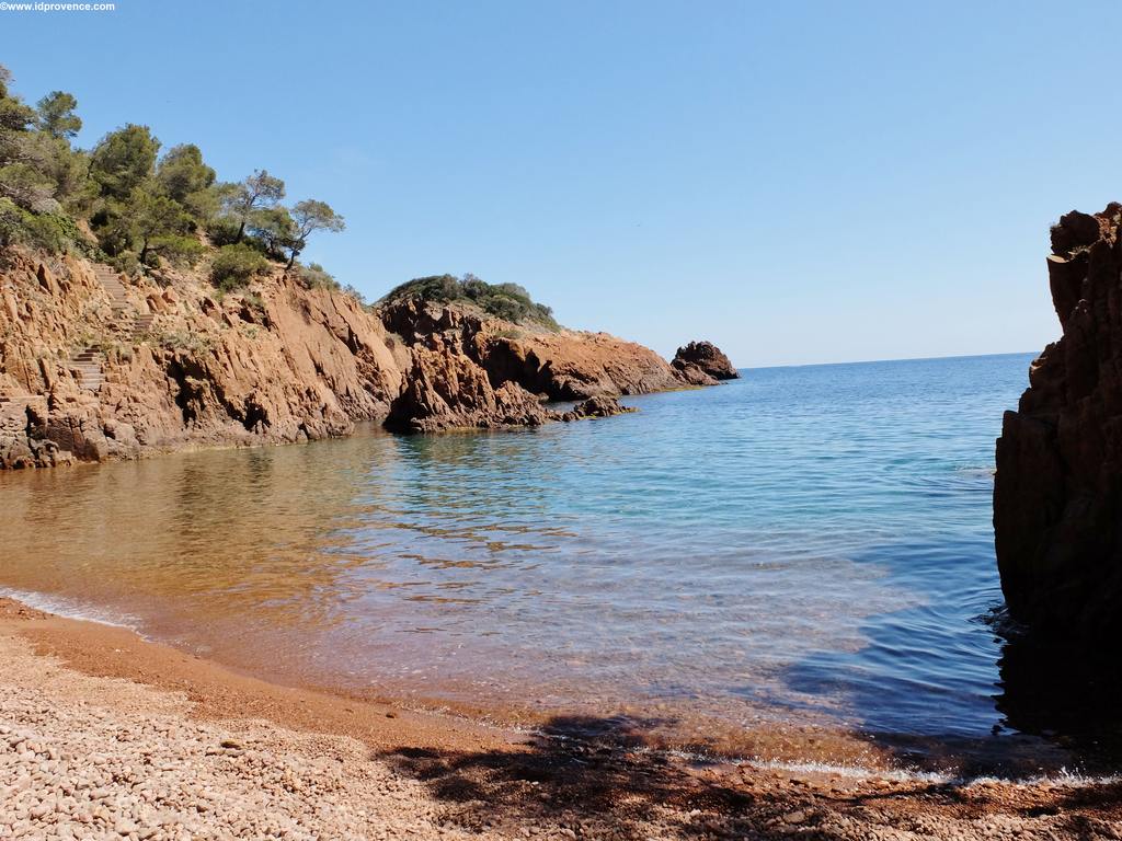 Strand an der Côte d'Azur mit türkisfarbenen Wasser: St.Barthelemy an der Corniche d'Or