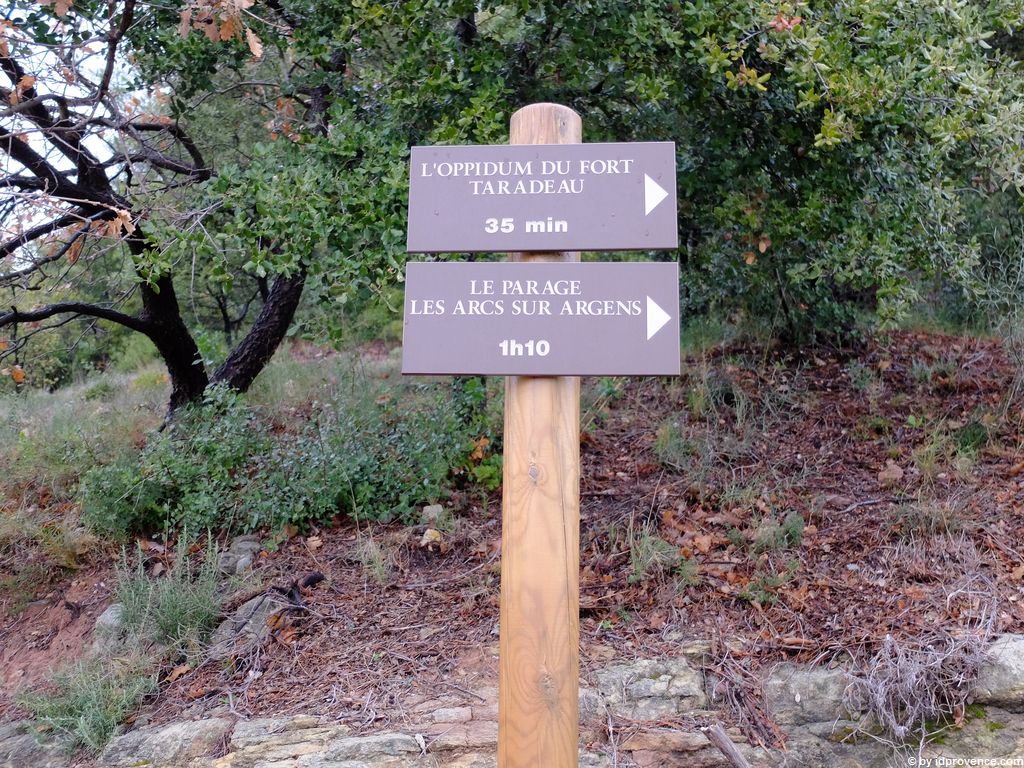 Wandern bei Taradel im provenzalischen Dorf Taradeau (VAR)