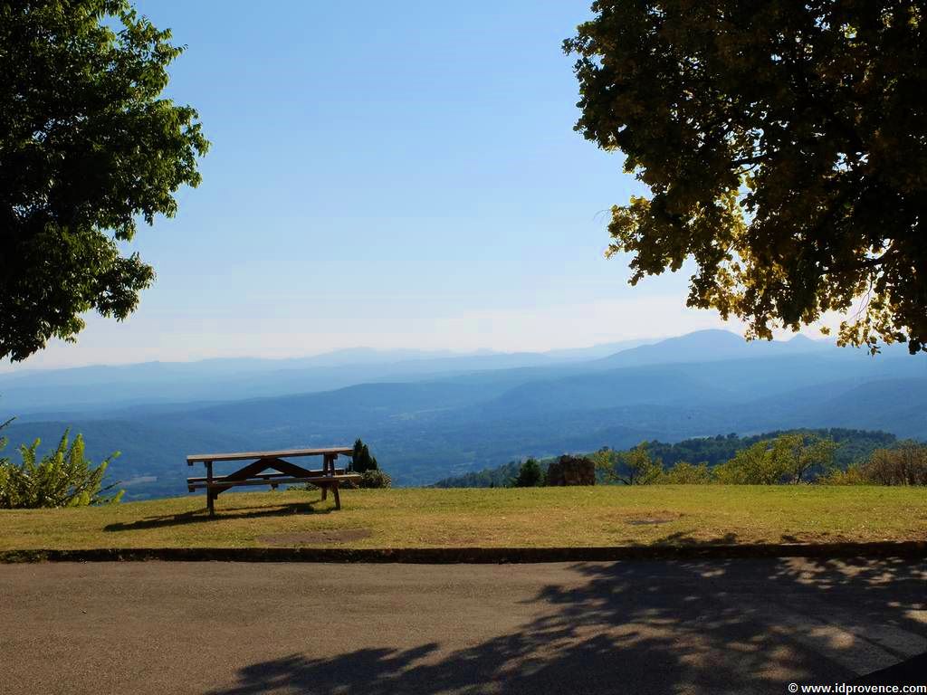 Tourtour: 635 Meter Höhe erlauben einen fantastischen Weitblick auf die Provence