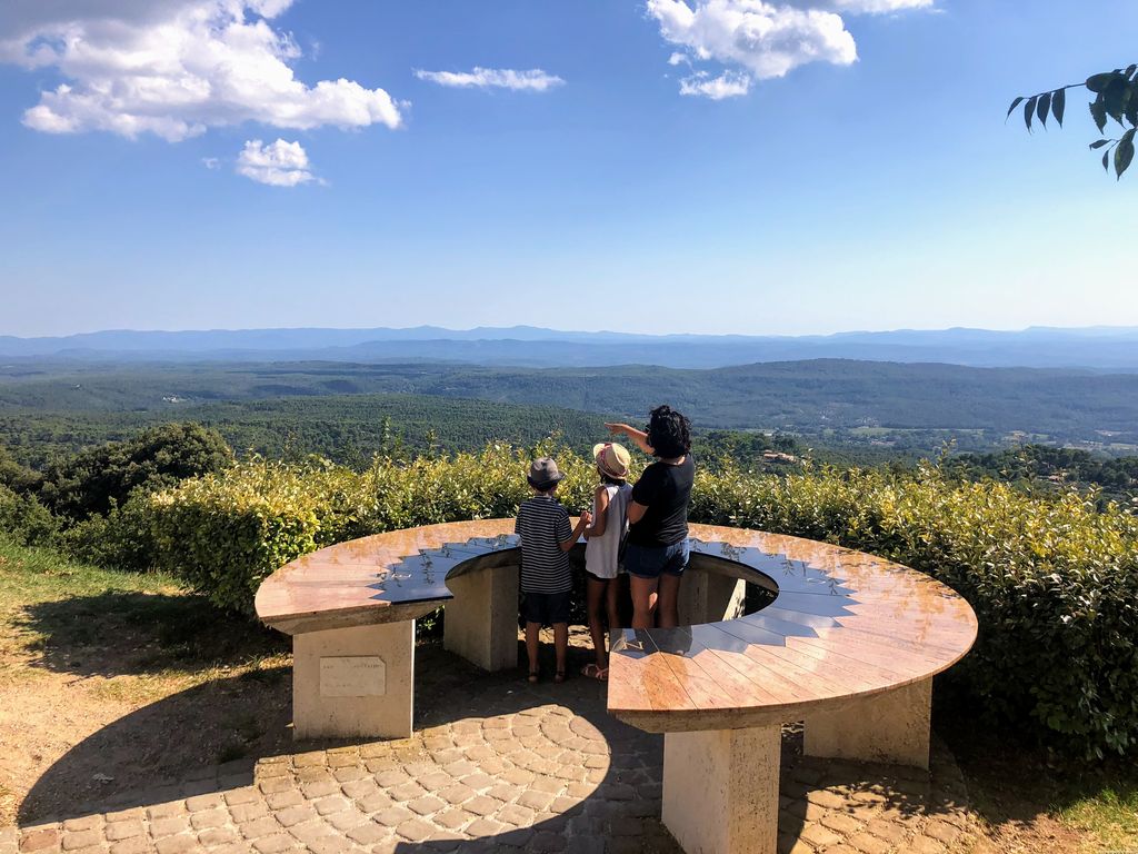 Tourtour - “Village dans le Ciel” -Das Dorf im Himmel. Die Südfranzösische Gemeinde Tourtour gehört zu den schönsten Dörfern Frankreichs, und der Provence sowieso. Aber müssen Sie diese Provence Sehenswürdigkeit wirklich besuchen?